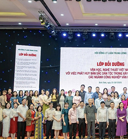 BẾ MẠC LỚP BỒI DƯỠNG "VĂN HỌC, NGHỆ THUẬT VIỆT NAM VỚI VIỆC PHÁT HUY BẢN SẮC DÂN TỘC TRONG XÂY DỰNG VÀ PHÁT TRIỂN CÁC NGÀNH CÔNG NGHIỆP VĂN HOÁ"